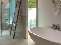 Villa Seseh Beach II, Master Bathroom